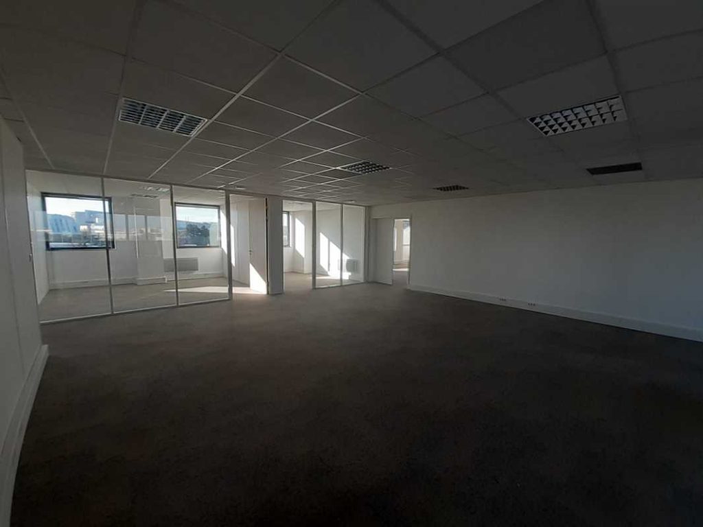 À louer – locaux d&rsquo;activité et bureaux non divisibles de 469 m² à Saint-Denis